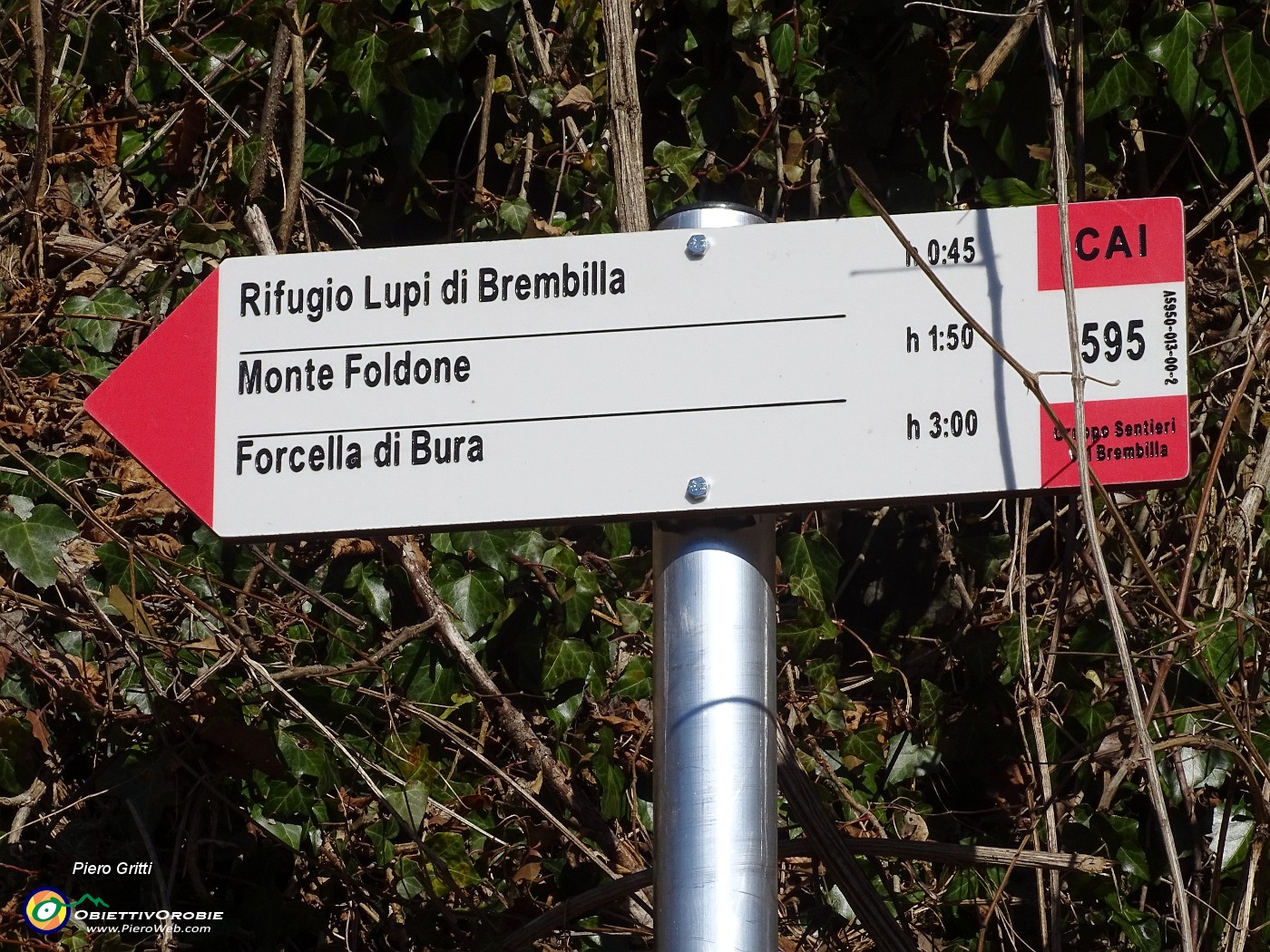 12  Imbocco sentiero 595 deviando subito dopo al primo bivio a dx per i Roccoli via Crosnello.JPG